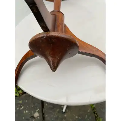 Antiker Beistelltisch aus Teakholz