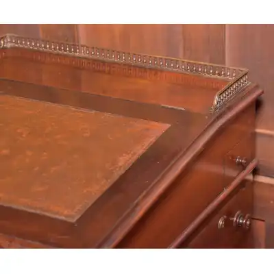 Antiker viktorianischer Rosenholz-Davenport mit Messing-Galerie (ca. 19. Jahrhundert)