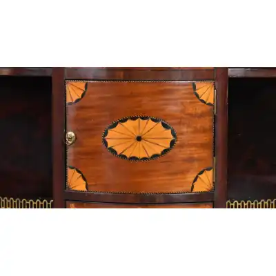 Elegantes Edwardianisches Mahagoni-Sideboard mit Intarsien & Messinggalerie (ca. 1901-1910)