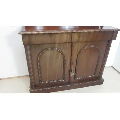 Exquisites viktorianisches Mahagoni-Sideboard mit Gadrooned-Schnitzereien (ca. 19. Jahrhundert)