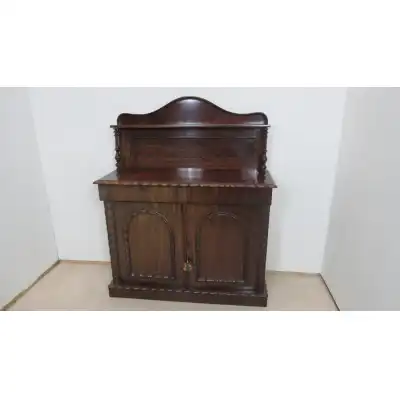Exquisites viktorianisches Mahagoni-Sideboard mit Gadrooned-Schnitzereien (ca. 19. Jahrhundert)