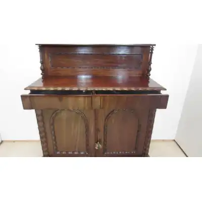 Exquisites viktorianisches Mahagoni-Sideboard mit Gadrooned-Schnitzereien (ca. 19. Jahrhundert)