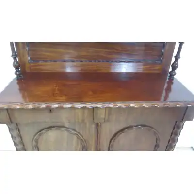 Exquisites viktorianisches Mahagoni-Sideboard mit Gadrooned-Schnitzereien (ca. 19. Jahrhundert)
