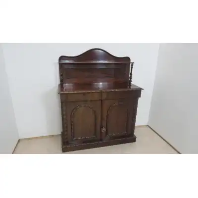 Exquisites viktorianisches Mahagoni-Sideboard mit Gadrooned-Schnitzereien (ca. 19. Jahrhundert)
