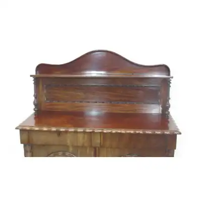 Exquisites viktorianisches Mahagoni-Sideboard mit Gadrooned-Schnitzereien (ca. 19. Jahrhundert)