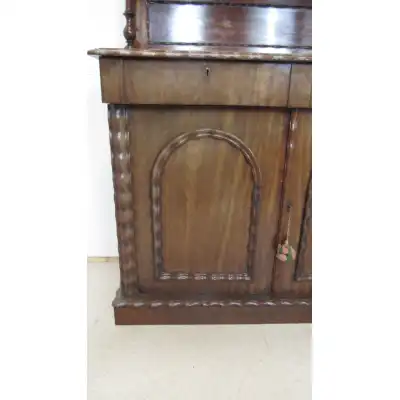Exquisites viktorianisches Mahagoni-Sideboard mit Gadrooned-Schnitzereien (ca. 19. Jahrhundert)