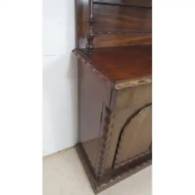Exquisites viktorianisches Mahagoni-Sideboard mit Gadrooned-Schnitzereien (ca. 19. Jahrhundert)