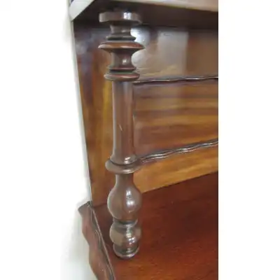Exquisites viktorianisches Mahagoni-Sideboard mit Gadrooned-Schnitzereien (ca. 19. Jahrhundert)