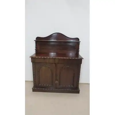 Exquisites viktorianisches Mahagoni-Sideboard mit Gadrooned-Schnitzereien (ca. 19. Jahrhundert)