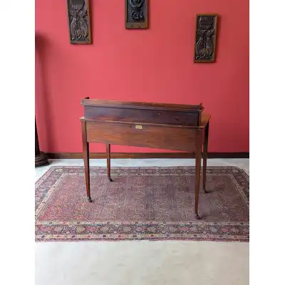 Antiker Schreibtisch aus Mahagoni