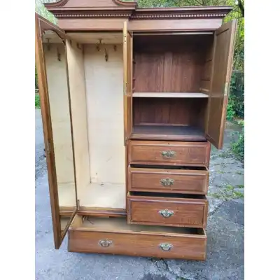 Antiker Kleiderschrank aus goldenem Eichenholz