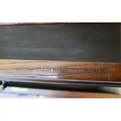 Antiker Kleiderschrank aus goldenem Eichenholz