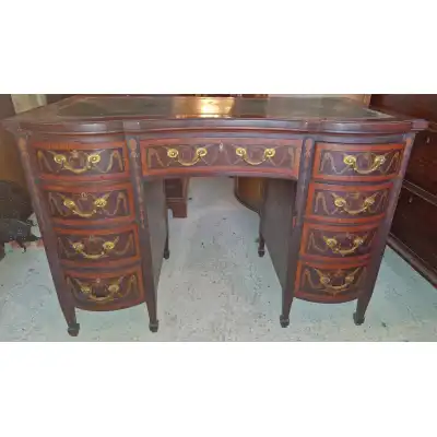 Antiker Schreibtisch 