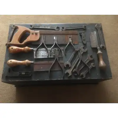 Antike bemalte Werkzeugkiste mit originalen Werkzeugen – ca. 1920