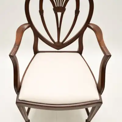 Set aus zehn Mahagoni-Shield-Back-Esszimmerstühlen 