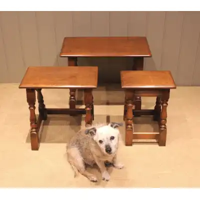 Massiver Satz von drei Eichen-Beistelltischen