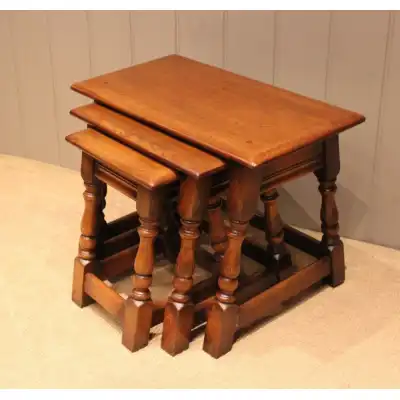 Massiver Satz von drei Eichen-Beistelltischen