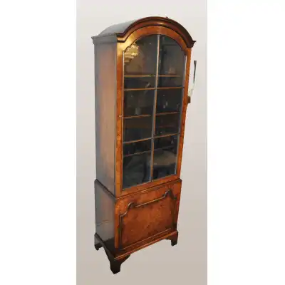 Hoher und schmaler Bücherschrank im Queen-Anne-Design aus wunderschön gemasertem Nussbaum