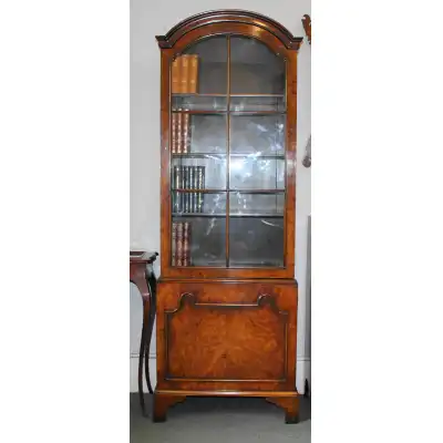 Hoher und schmaler Bücherschrank im Queen-Anne-Design aus wunderschön gemasertem Nussbaum