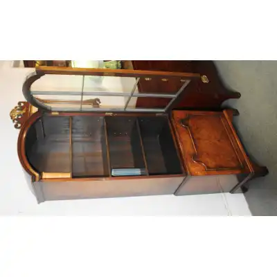 Hoher und schmaler Bücherschrank im Queen-Anne-Design aus wunderschön gemasertem Nussbaum