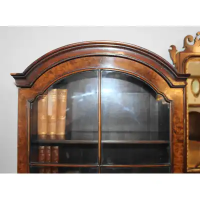 Hoher und schmaler Bücherschrank im Queen-Anne-Design aus wunderschön gemasertem Nussbaum