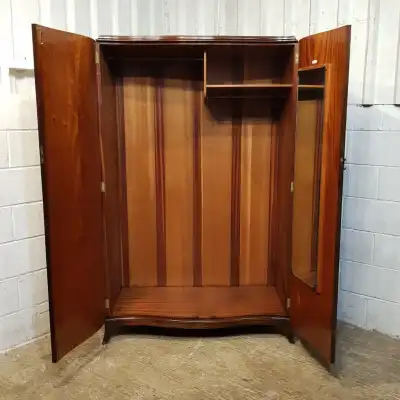 Antiker Mahagoni-Doppeltür-Kleiderschrank mit geschwungener Form