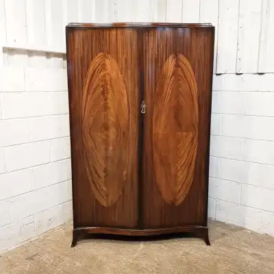 Antiker Mahagoni-Doppeltür-Kleiderschrank mit geschwungener Form