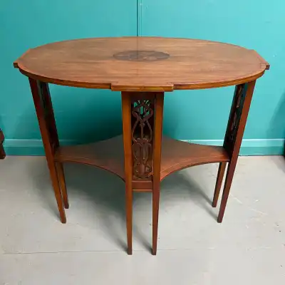 Edwardianischer ovaler Mahagoni-Beistelltisch mit Intarsien