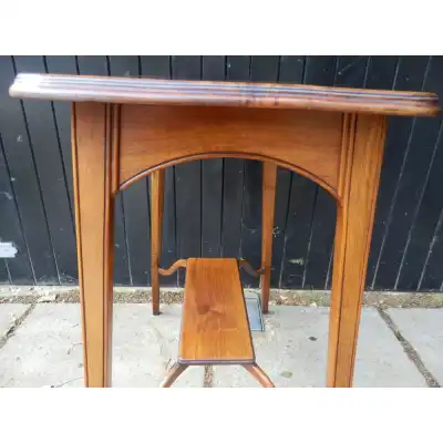Edwardianischer Beistelltisch aus massivem Walnuss – Antik & Original