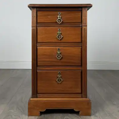 Paar edwardianische Nachttische aus Walnuss mit vier Schubladen – Antik