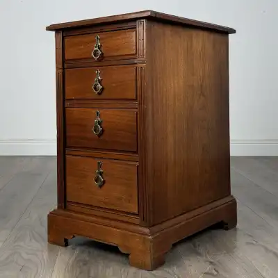 Paar edwardianische Nachttische aus Walnuss mit vier Schubladen – Antik