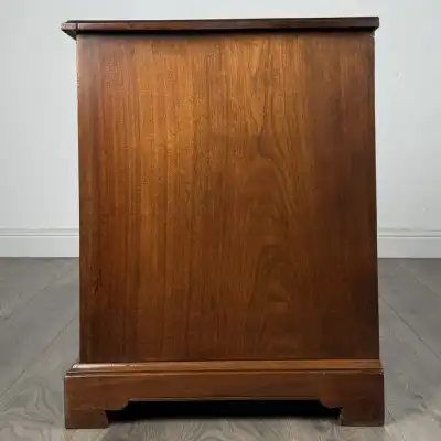 Paar edwardianische Nachttische aus Walnuss mit vier Schubladen – Antik
