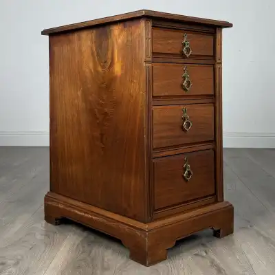 Paar edwardianische Nachttische aus Walnuss mit vier Schubladen – Antik