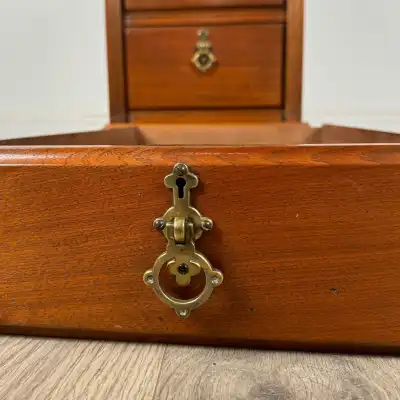 Paar edwardianische Nachttische aus Walnuss mit vier Schubladen – Antik