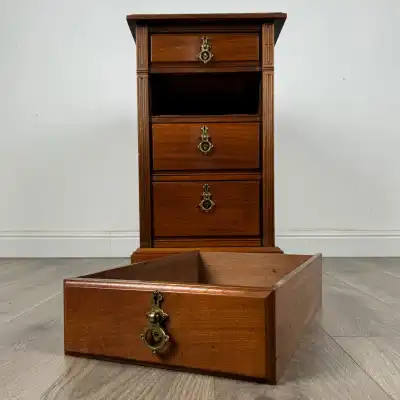Paar edwardianische Nachttische aus Walnuss mit vier Schubladen – Antik