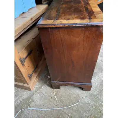 George III Mahagoni und Eibenholz-Kommode mit Messinggriffen – Antik 