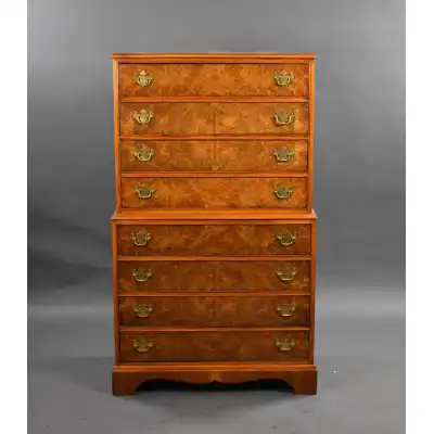 Antike Nussbaum-Kommode auf Kommode mit acht Schubladen
