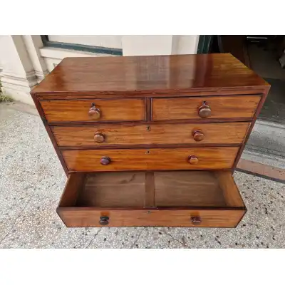 Georgianische Mahagoni-Kommode mit Eichenholz-Schubladen – Antik, 18. Jahrhundert