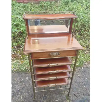 Seltenes spätvictorianisches Mahagoni-Musikschrank mit Messingdetails – Antik