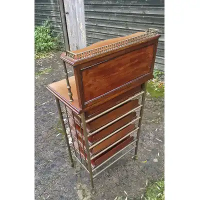Seltenes spätvictorianisches Mahagoni-Musikschrank mit Messingdetails – Antik