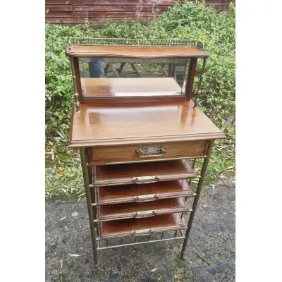Seltenes spätvictorianisches Mahagoni-Musikschrank mit Messingdetails – Antik