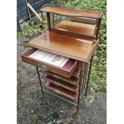 Seltenes spätvictorianisches Mahagoni-Musikschrank mit Messingdetails – Antik