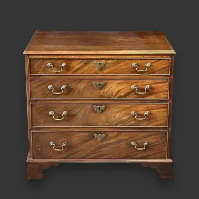 Kleine georgianische Mahagoni-Kommode mit vier Schubladen – Antik, ca. 1780-1800