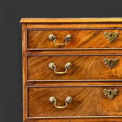 Kleine georgianische Mahagoni-Kommode mit vier Schubladen – Antik, ca. 1780-1800