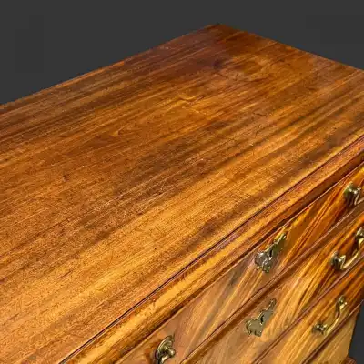 Kleine georgianische Mahagoni-Kommode mit vier Schubladen – Antik, ca. 1780-1800