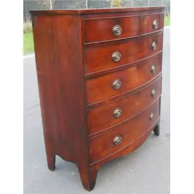 Georgianische Mahagoni-Kommode mit geschwungener Front & Messinggriffen – Antik, ca. 1800