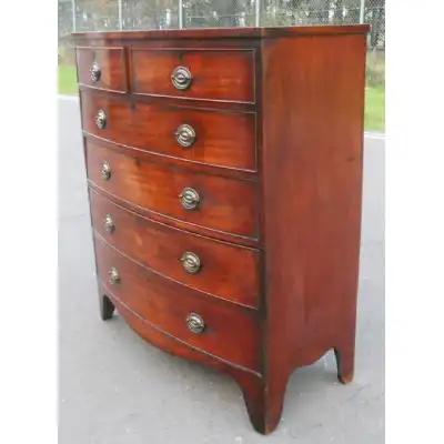 Georgianische Mahagoni-Kommode mit geschwungener Front & Messinggriffen – Antik, ca. 1800