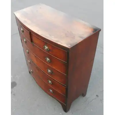 Georgianische Mahagoni-Kommode mit geschwungener Front & Messinggriffen – Antik, ca. 1800