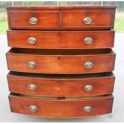 Georgianische Mahagoni-Kommode mit geschwungener Front & Messinggriffen – Antik, ca. 1800