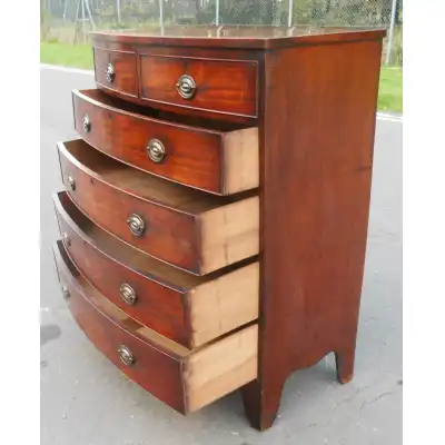 Georgianische Mahagoni-Kommode mit geschwungener Front & Messinggriffen – Antik, ca. 1800